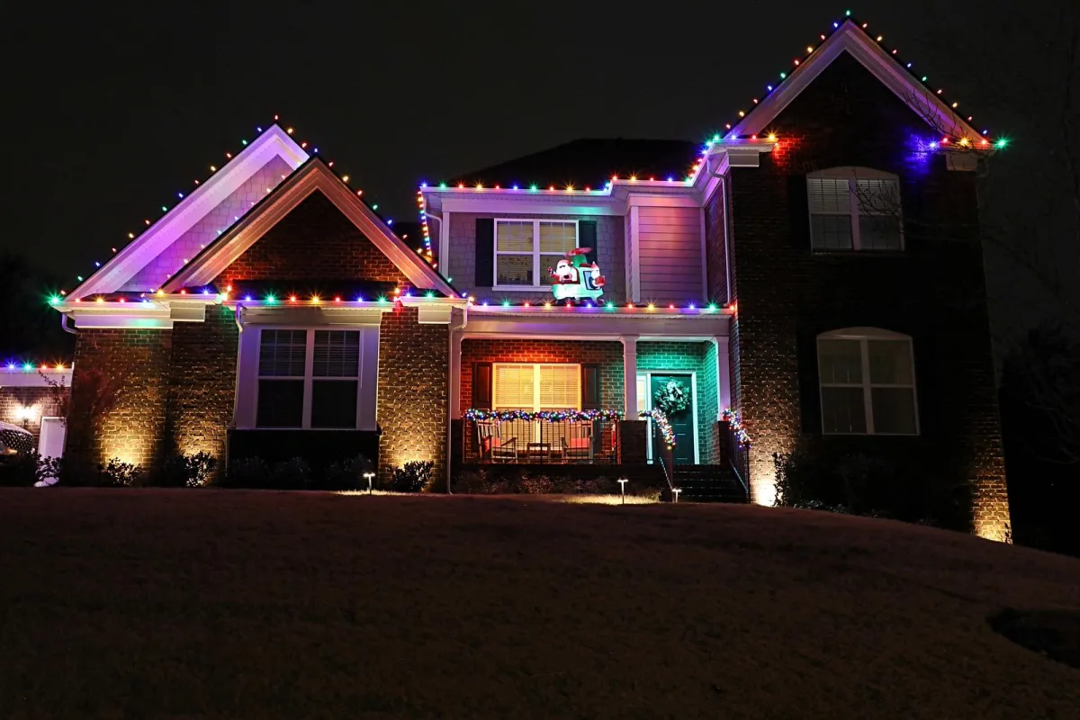 A Holiday ighting offers bright and colorful holiday lights in the Middle Tennessee area