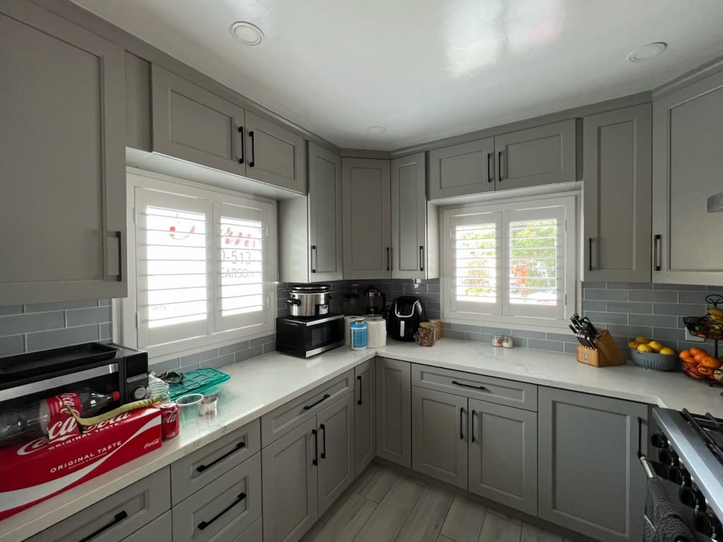 brown window blinds during daytime