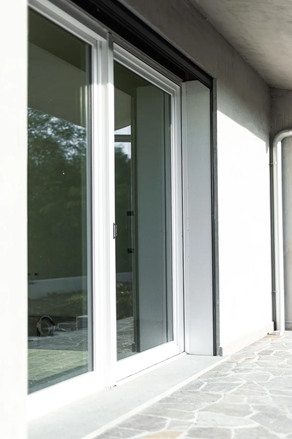 Porte interne eleganti in PVC e alluminio con design moderno installate a Mantova