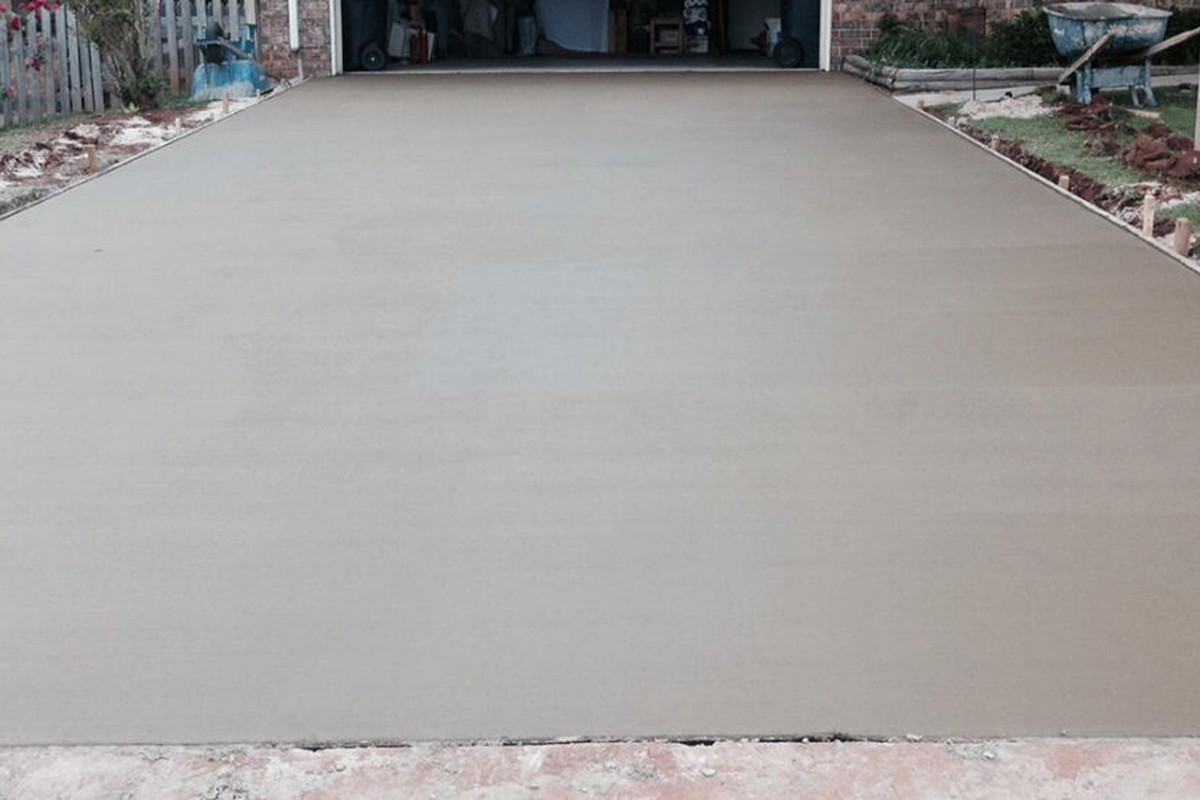 Sioux Falls Concrete builds and installs driveways.