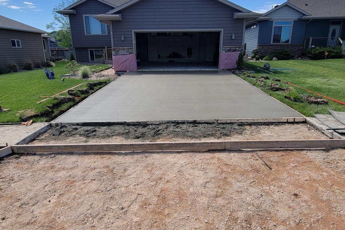 Sioux Falls Concrete builds and installs driveways.