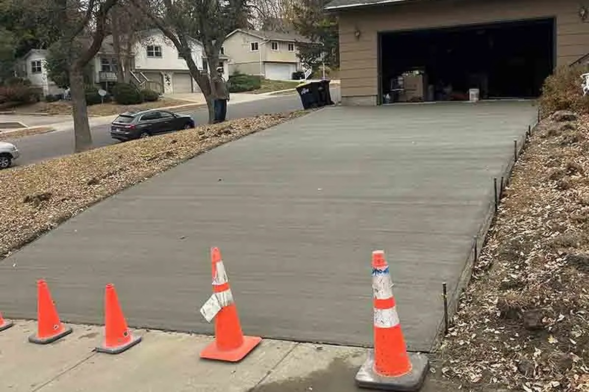 Sioux Falls Concrete builds and installs driveways.