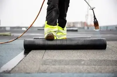 Couvreur pour installation de membrane élastomère