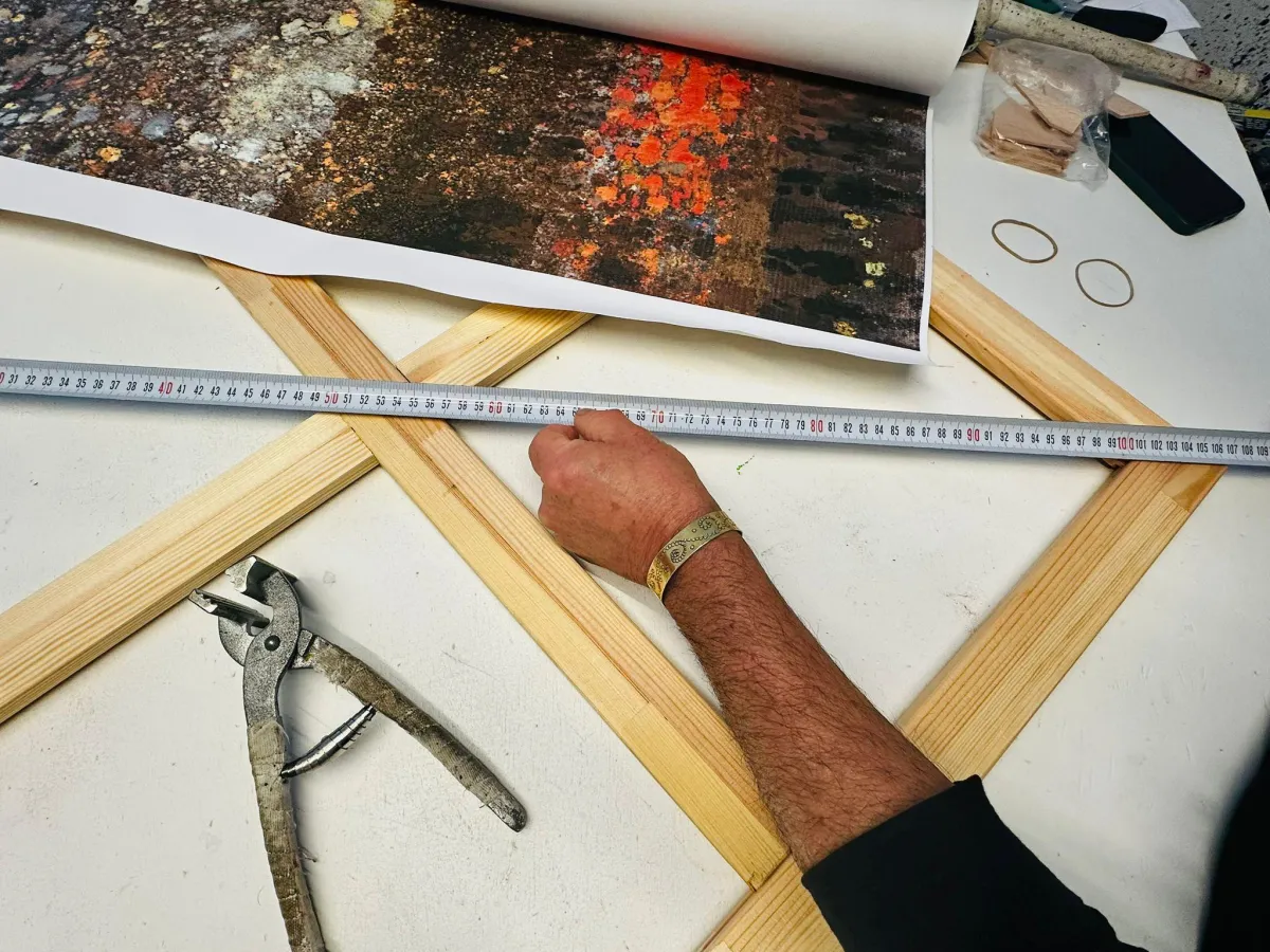 Links keilbarer Rahmen mit Holzkeilen und Schonhammer; rechts fix verleimter Strainer mit Leimflasche und Zwingen – Gegenüberstellung der Systeme.