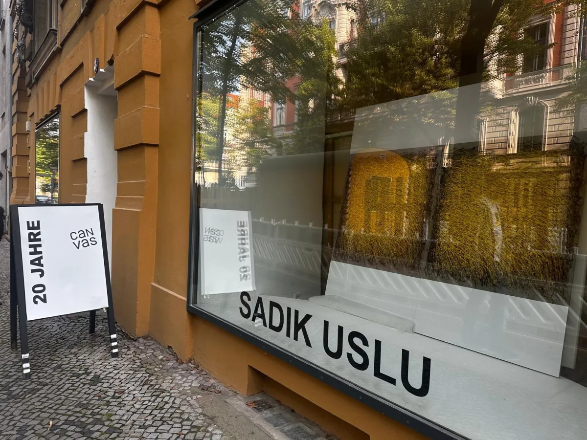 Zwei Rahmen in 2 cm und 4 cm, daneben Keile, Größenkarten und Checkliste mit Maßband – Auswahlhilfe für Profilhöhe und Format.