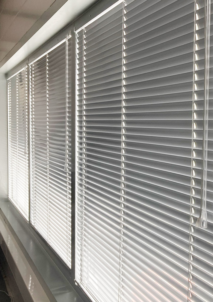 Valkoinen sälekaihdin toimistossa