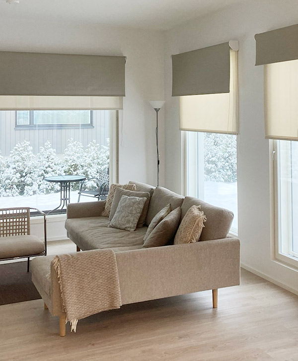 Valkoinen sälekaihdin toimistossa