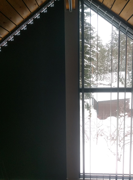 Lamelliverho leveässä ikkunassa