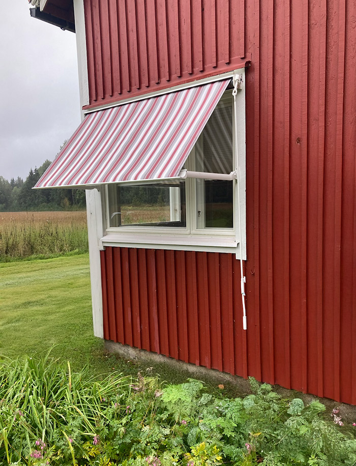 Markiisi punaisessa puutalossa