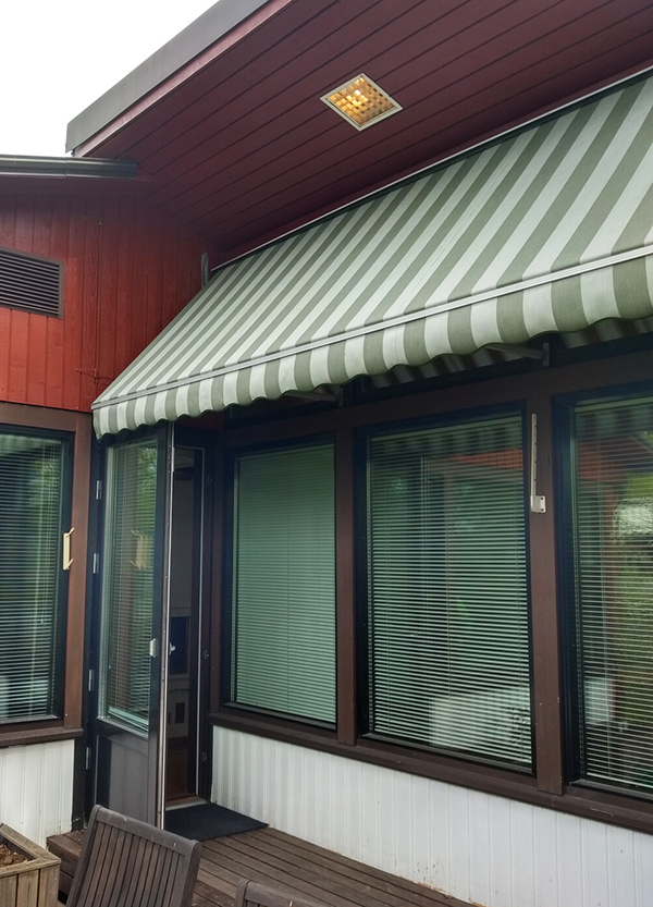 Markiisi hirsitalon terassilla