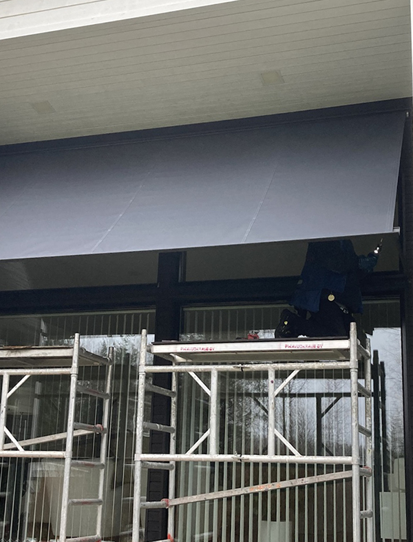 Markiisi punaisessa puutalossa