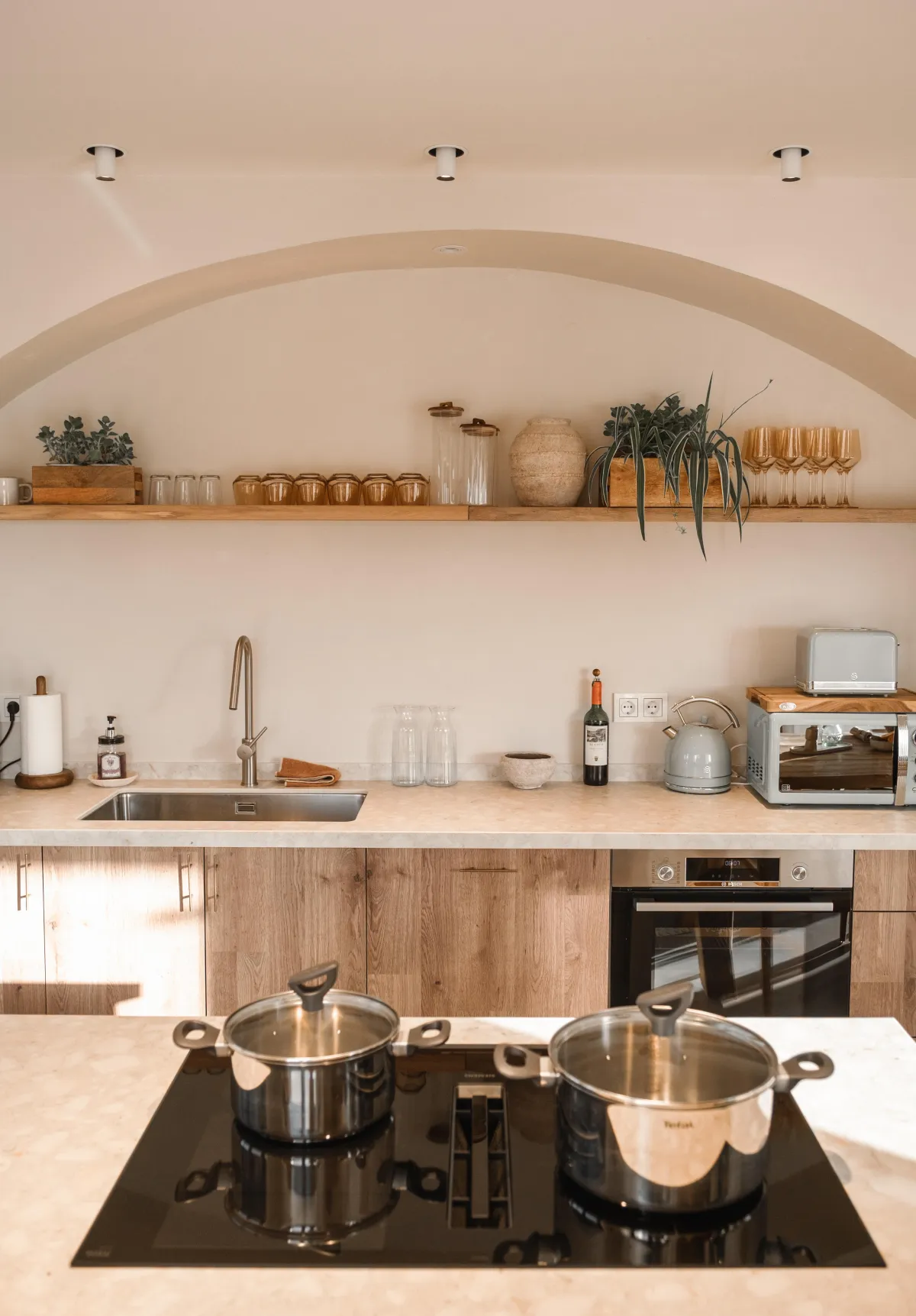 Spacious kitchen overlooking the garden