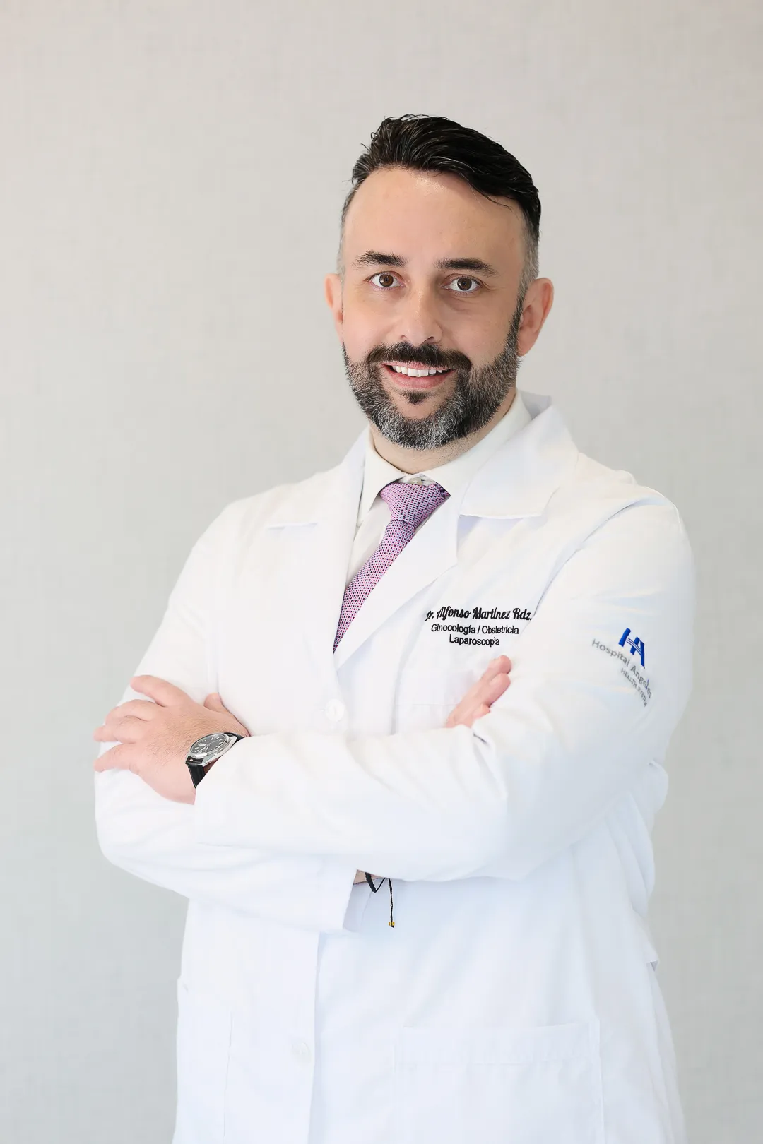 Dr. Alfonso Martínez en consultorio