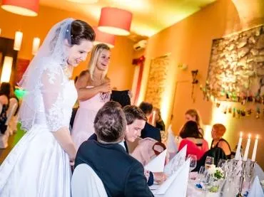 Hochzeitsfeier mit Brautpaar