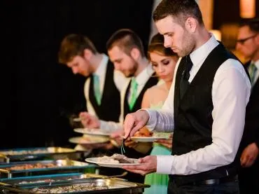 Geburtstagsfeier mit Kuchen und Kerzen