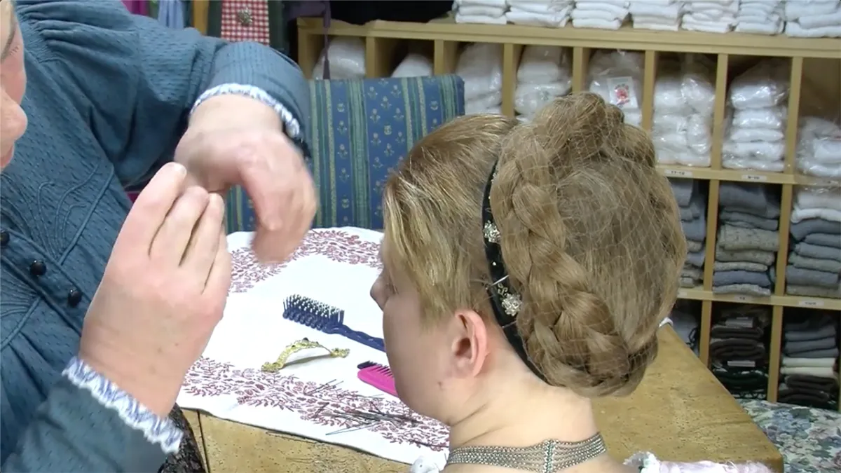 Rosmarie's Traditional Costume Round Episode 4 – Gretl Hairstyle Despite Short Hair