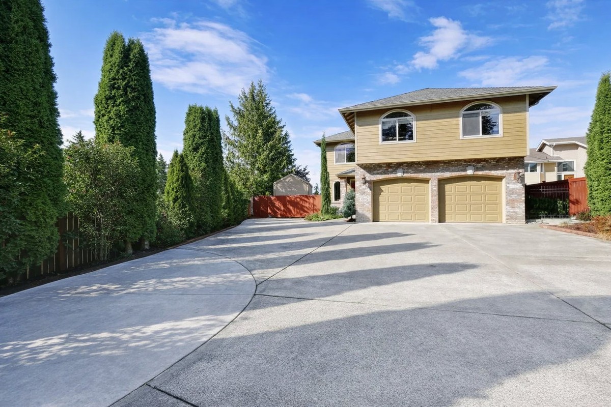 Madera Concrete builds and installs driveways.