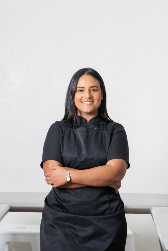 Mujer repostera profesional trabajando con orgullo