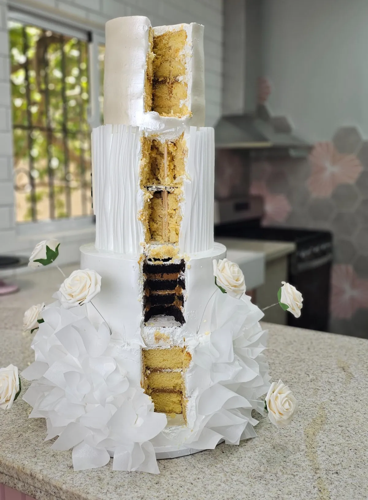 Pastel de bodas perfecto llegando intacto al evento