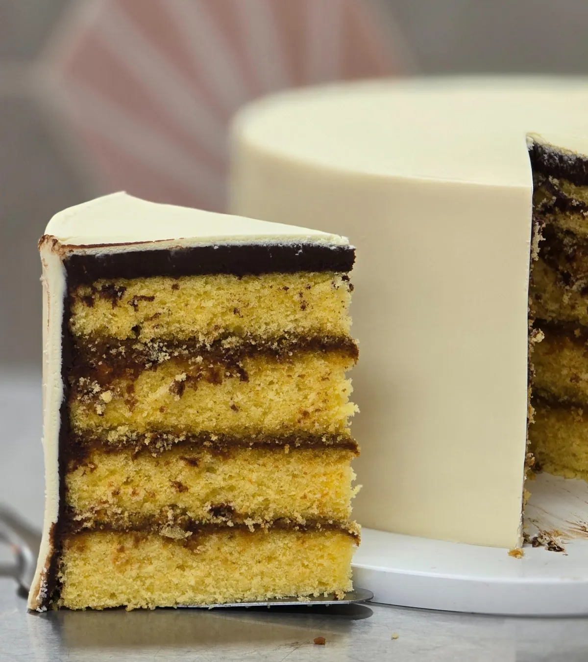 Manos expertas alisando fondant suavemente