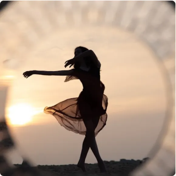 mujer bailando al aire libre al atardecer, sensual y poderosa