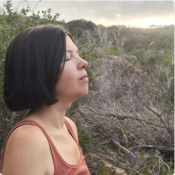mujer meditando en una  montaña, paz interior, segura y confiada