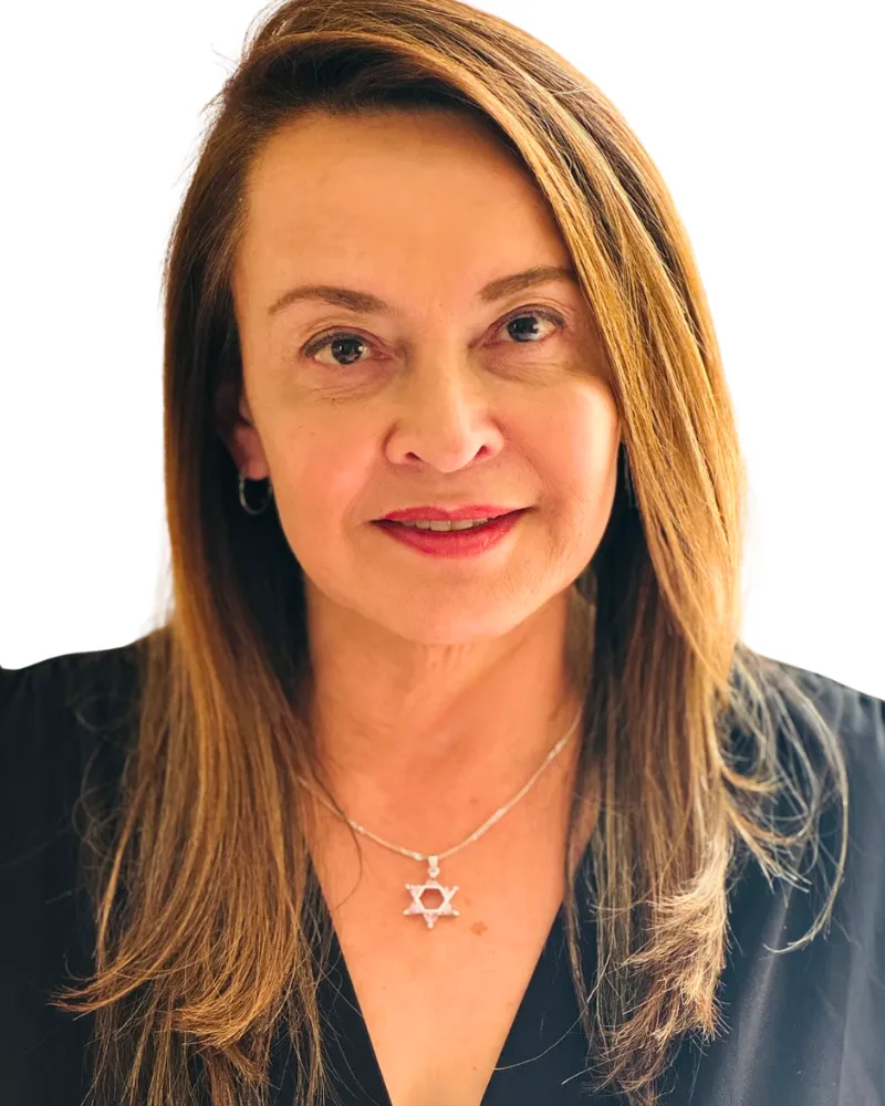 Cliente revisando opciones de inversión inmobiliaria en Florida con asesora