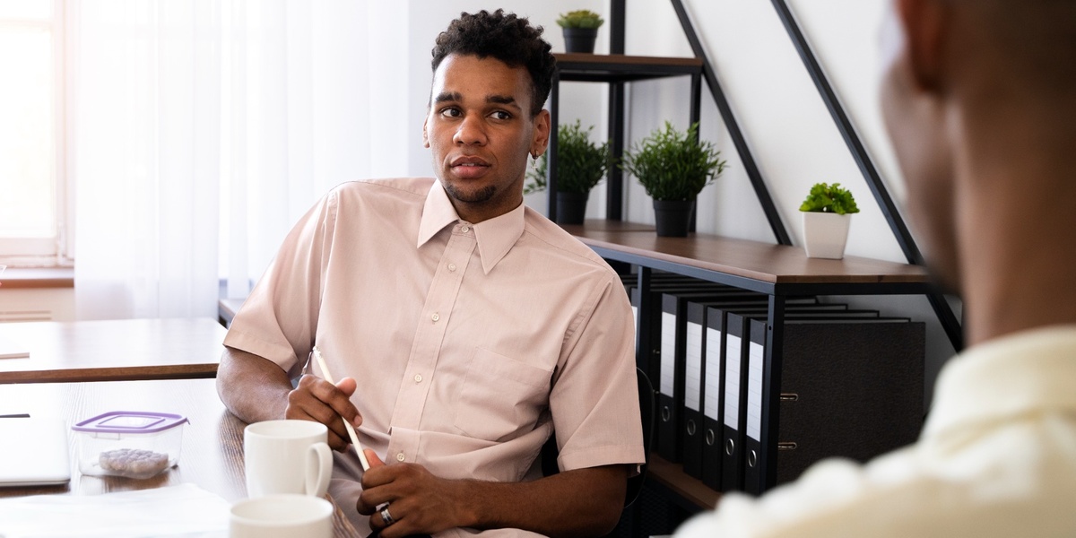 the sun shines through the leaves of a tree