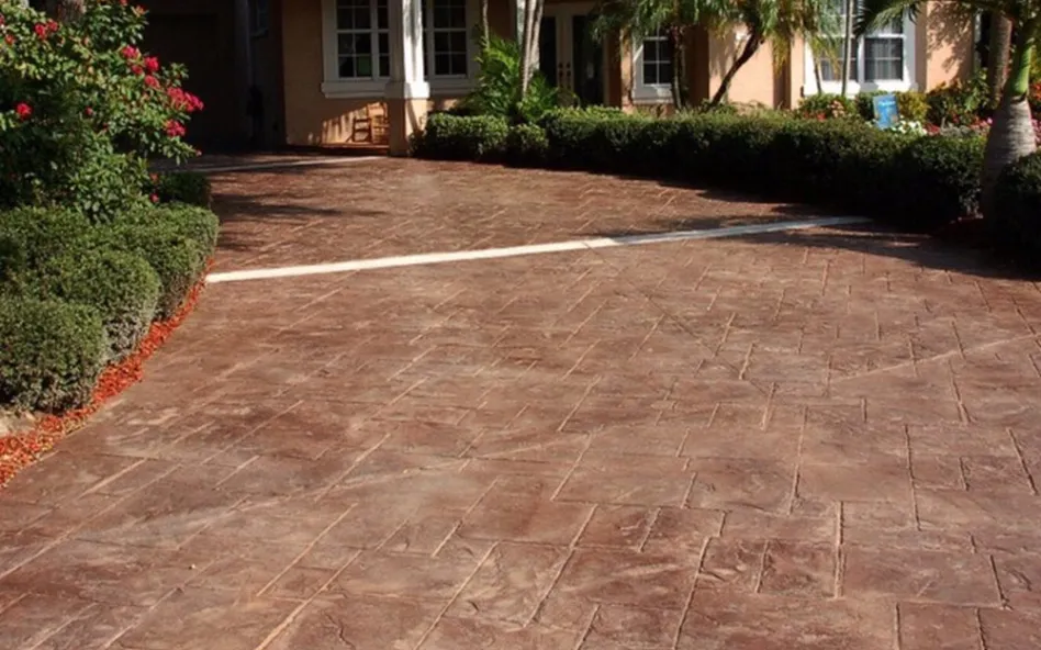 Bradenton Concrete builds and installs driveways.