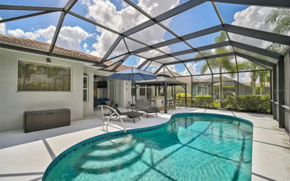 Bradenton Concrete builds and installs pool deck