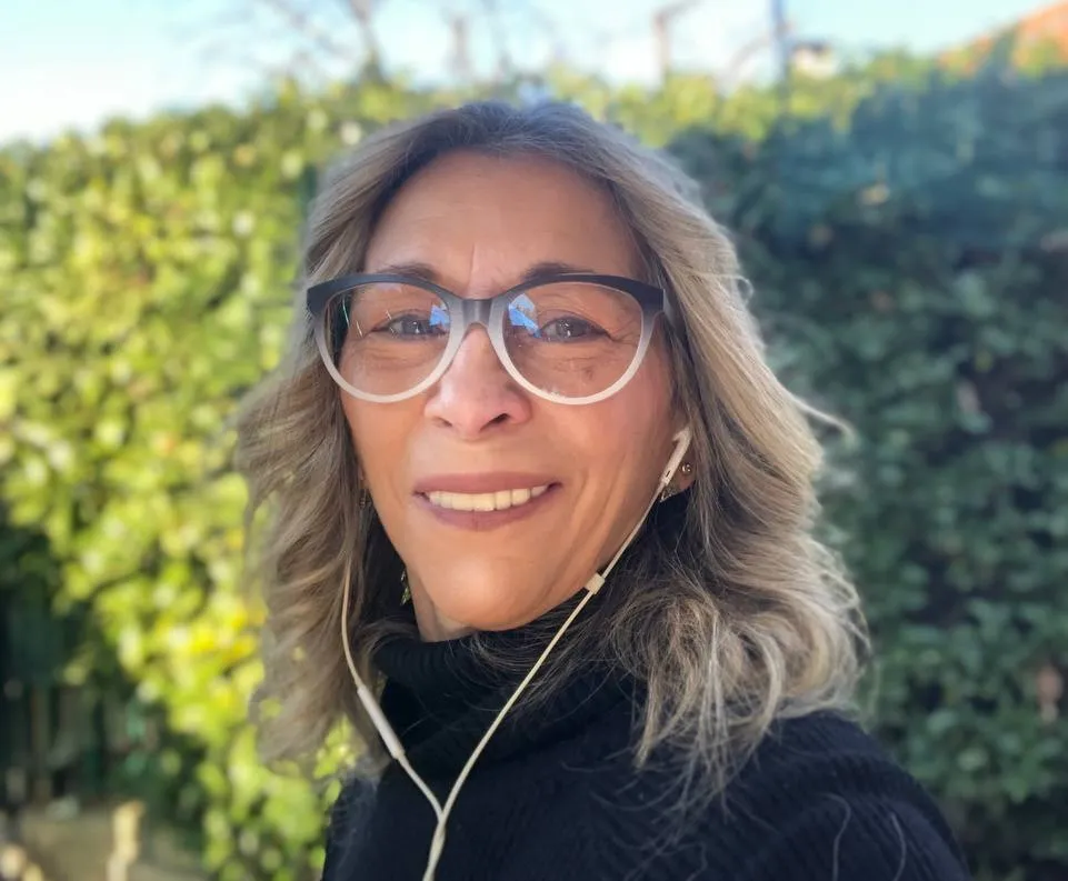 Ritratto di una donna all’aperto, espressione serena e naturale.