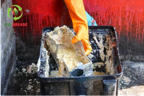 Why Smart Restaurant Owners Outsource Oil Disposal
