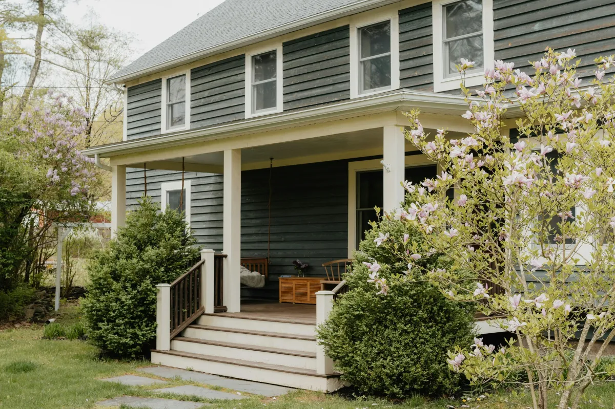 Ohio home with a front porch that Jesus Name Properties can buy for cash