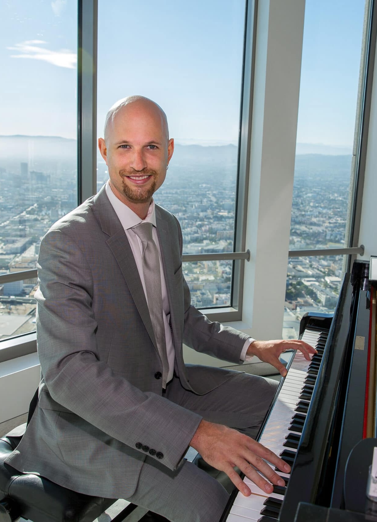 Jeremy Weinglass event professional pianist performing a top of skyscraper in DTLA