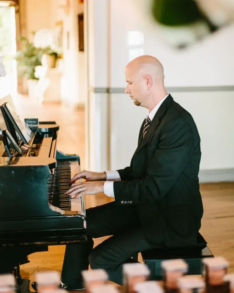 Jeremy Weinglass playing piano for cocktail hour at the Bel Air Bay Club in Pacific Palisades