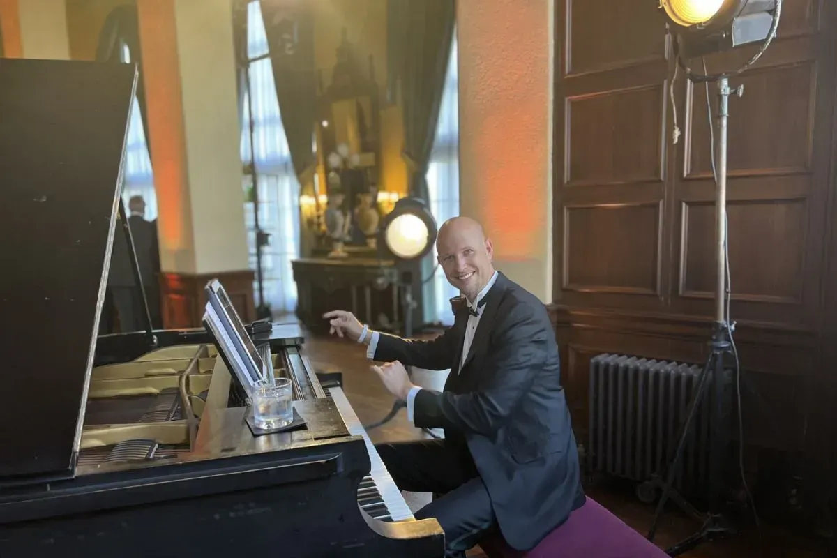 Jeremy Weinglass playing piano for Judy Garland 100th Birthday at The Ebell Los Angeles
