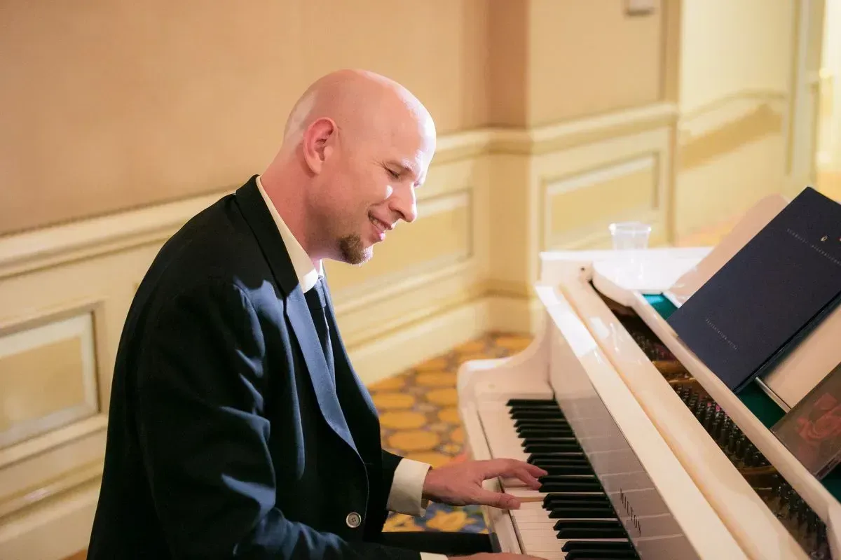 Jeremy Weinglass playing white grand piano for wedding cocktail hour at Langham hotel