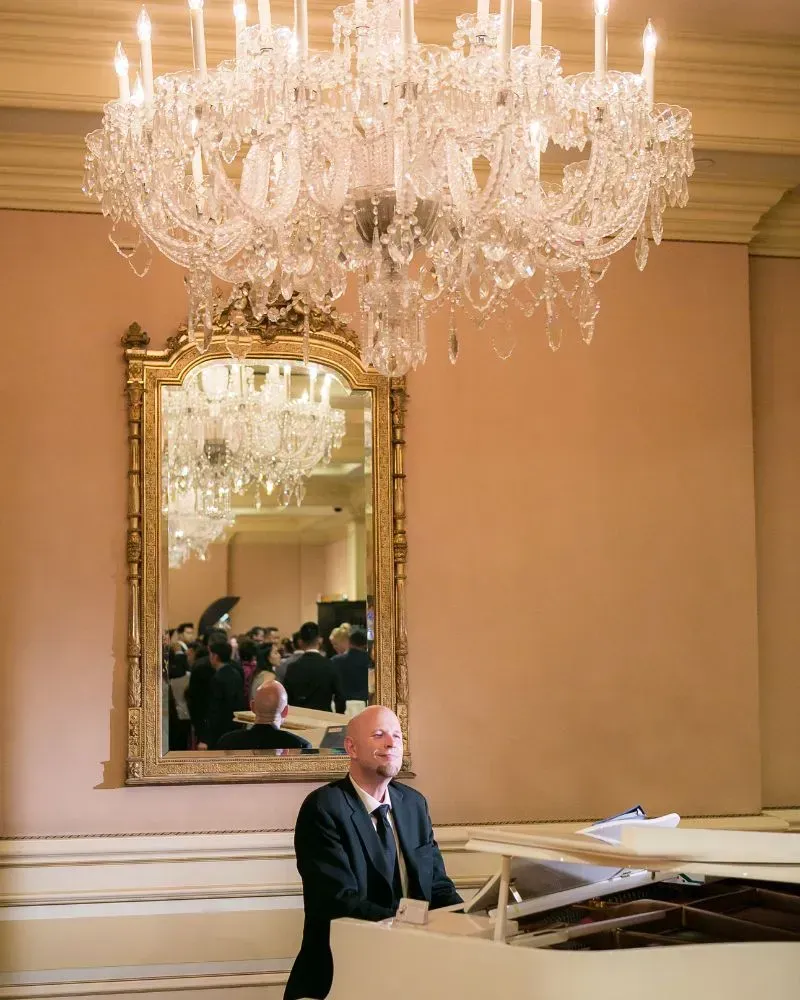 Jeremy Weinglass playing a white piano for cocktail hour at the Langham hotel in Pasadena