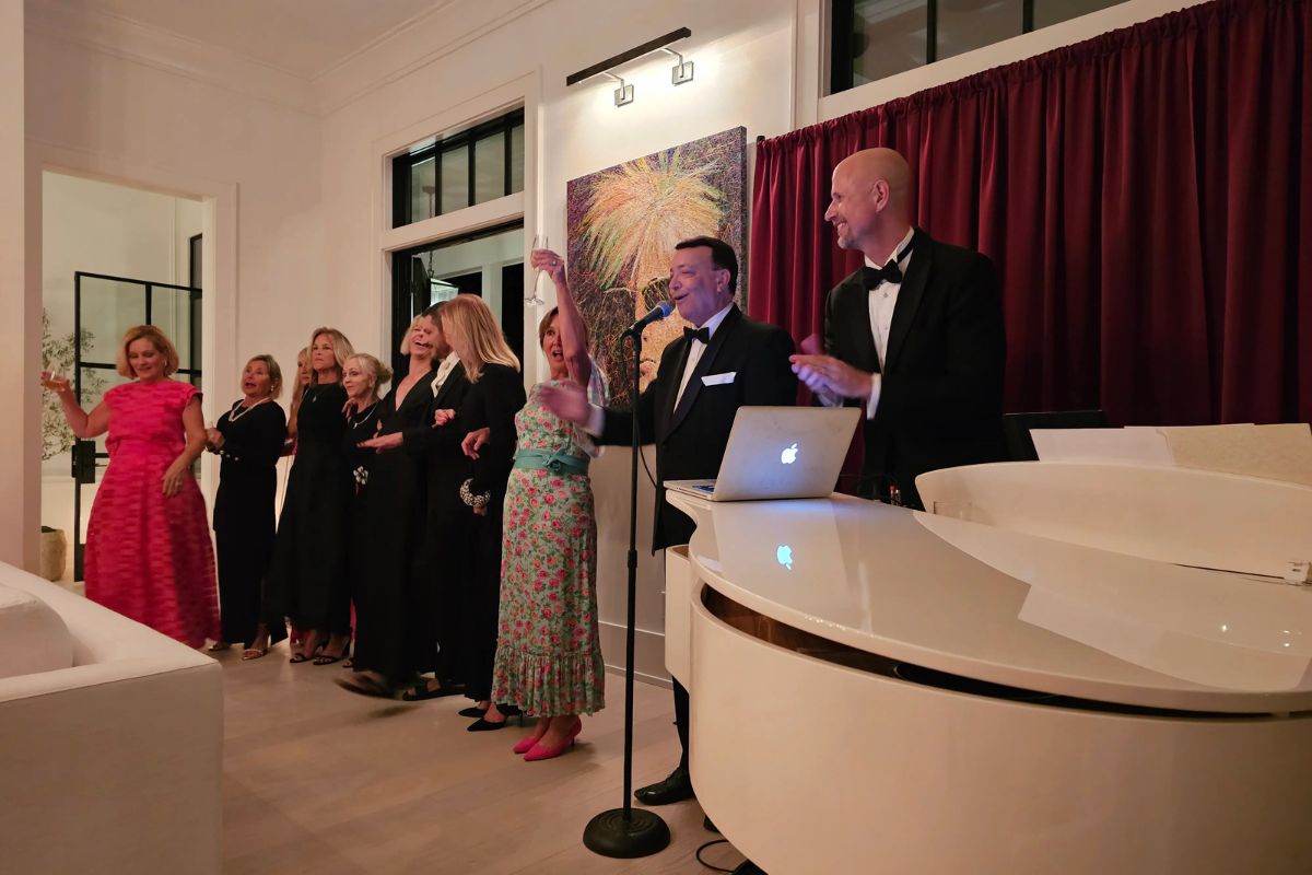 Sinatra cocktail party featuring Jeremy Weinglass on piano and Armando Diaz singing