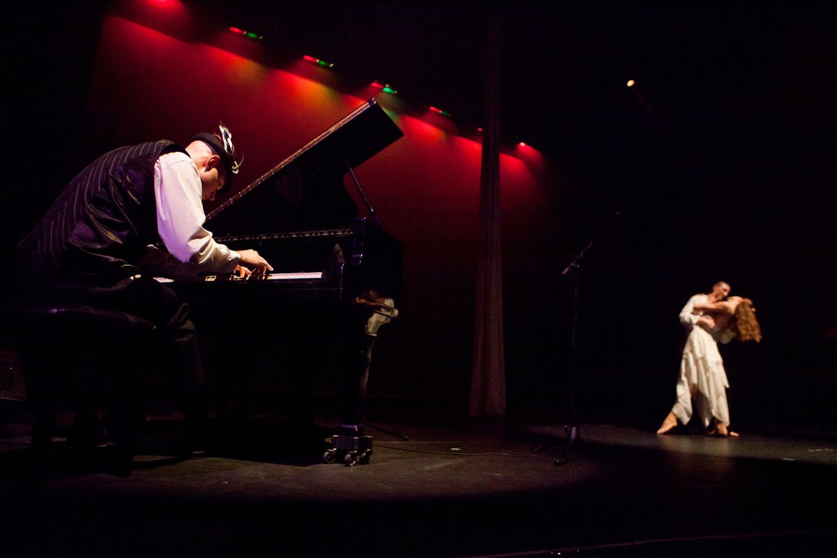 Jerem Weinglass pianist on stage performing Odyssey at El Portal Theater in No Hollywood