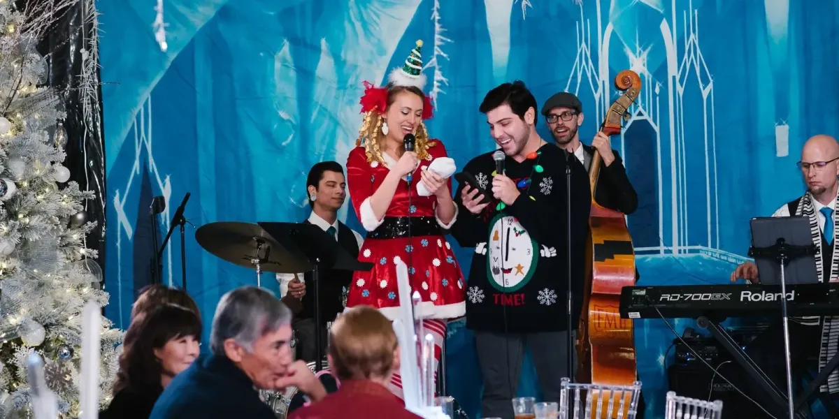 Jeremy Weinglass trio keys, double bass, drums accompanying sing along at holiday party