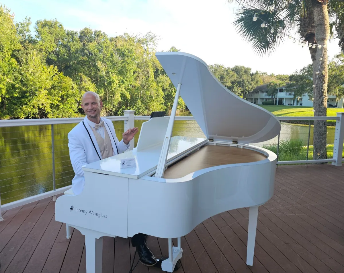 Jeremy Weinglass playing his white baby grand piano shell at Sawgrass Marriott in Ponte Vedra, FL