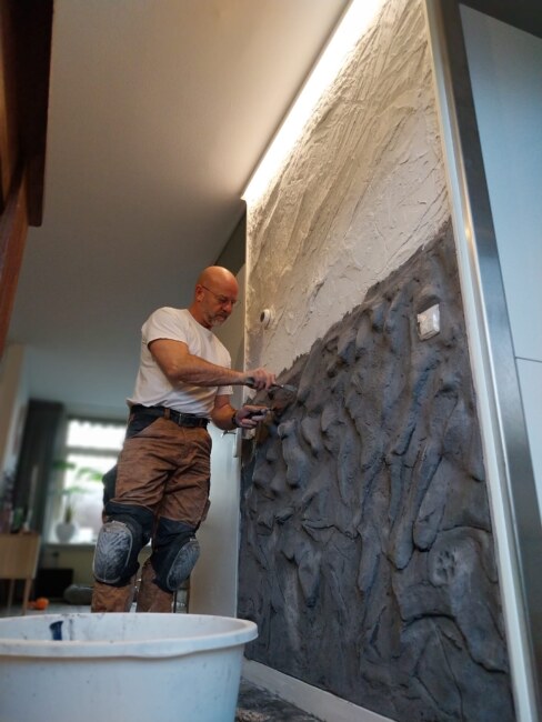Vakman maakt decoratieve rotswand op maat – 2BoldRocks