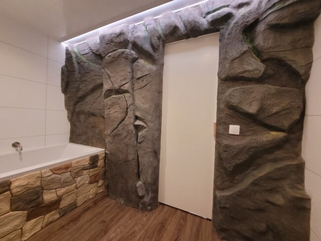Decoratieve rotswand grijs in een badkamer gemaakt door 2BoldRocks