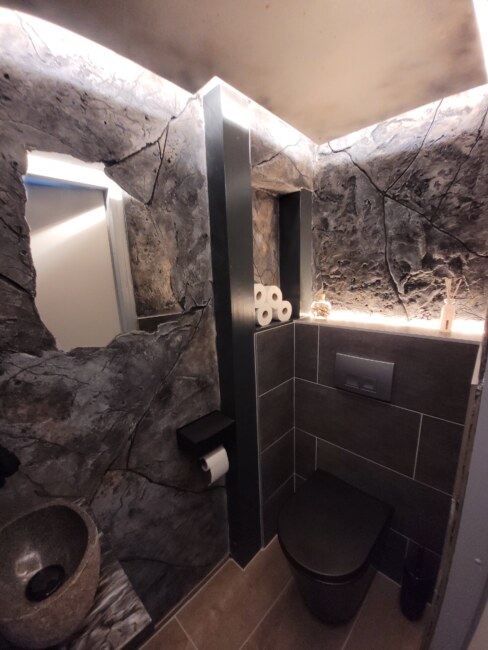 Decoratieve rotswanden in een toilet gemaakt door 2BoldRocks