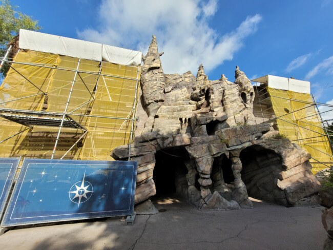 Decoratieve rotswand in pretpark mede gemaakt door 2BoldRocks