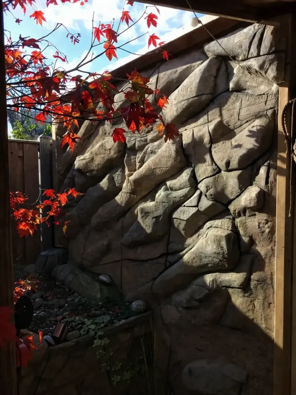 Decoratieve rotswand buiten langs schutting in tuin op maat gemaakt – 2BoldRocks