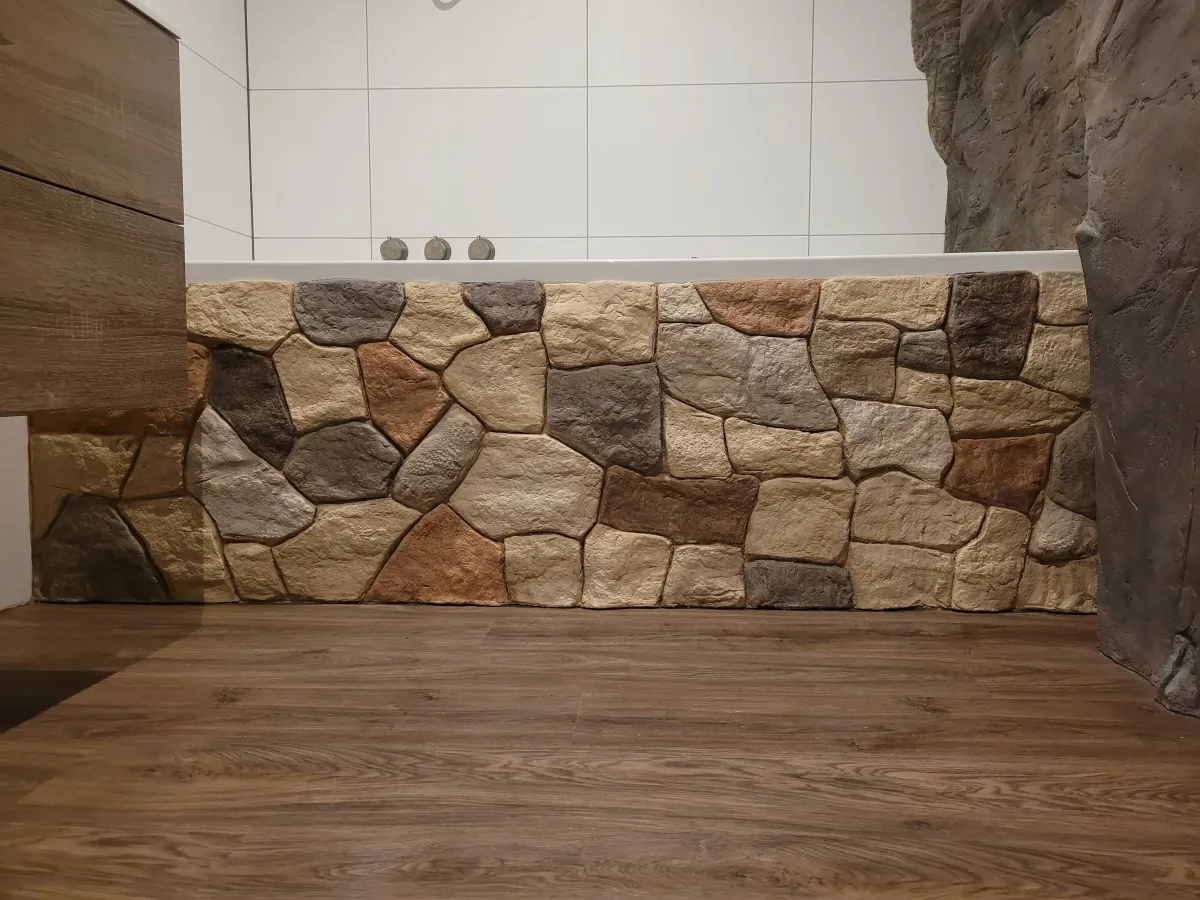 Decoratieve rotswand aan de zijkant van een bad gemaakt door 2BoldRocks