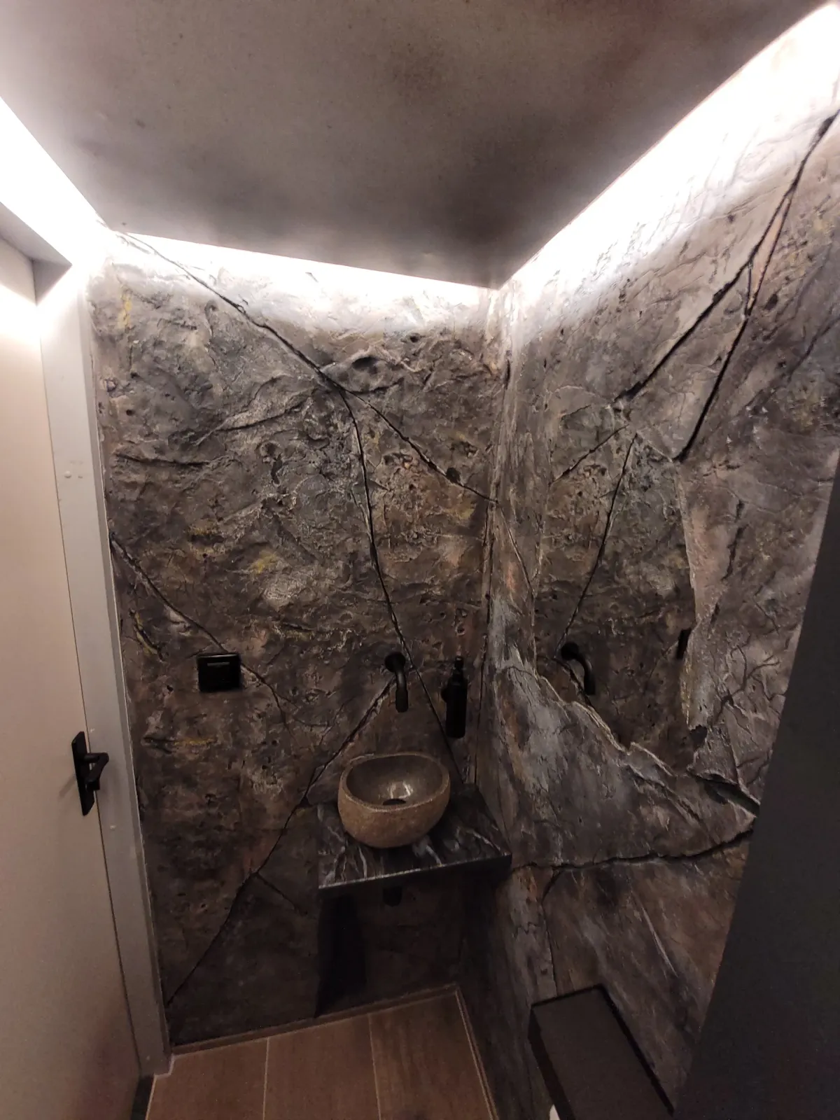 Decoratieve rotswand toilet rondom muren met indirecte verlichting op maat gemaakt – 2BoldRocks