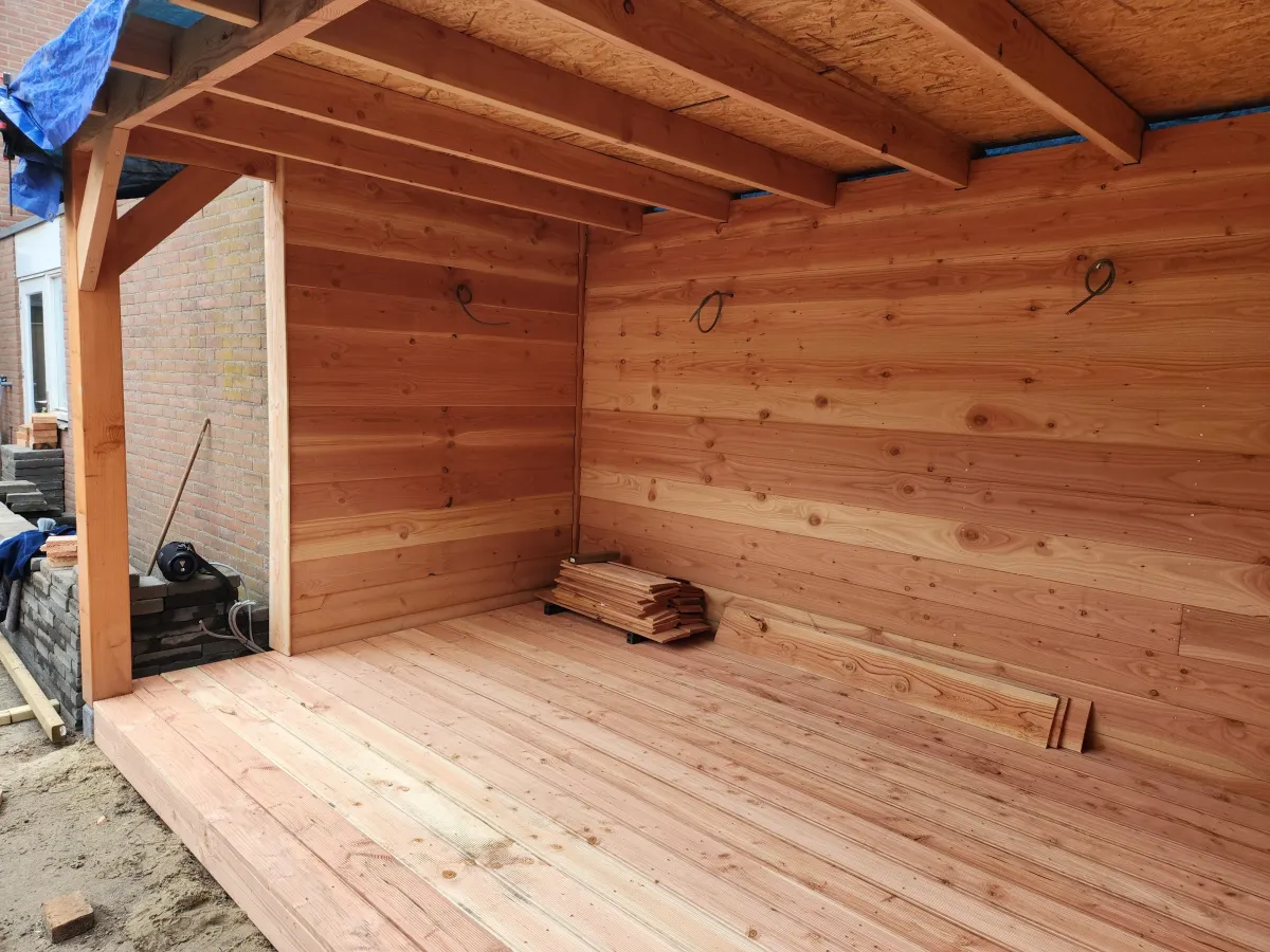 Decoratieve rotswand toilet rondom muren met indirecte verlichting op maat gemaakt – 2BoldRocks